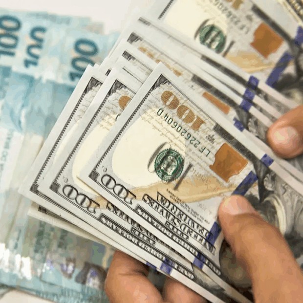 Bolsa recua e dólar avança com cenário político brasileiro e dados dos EUA no radar