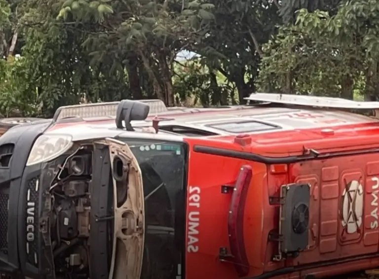 Ambulância do SAMU tomba a caminho de acidente na GO-139