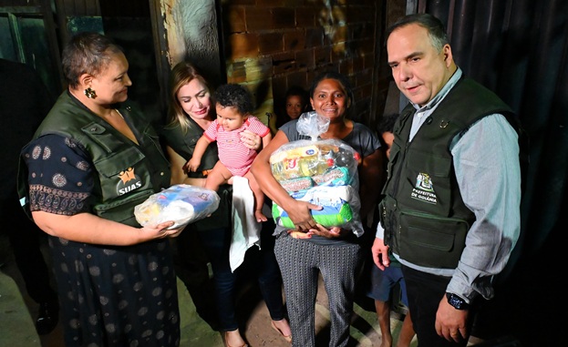 Mabel entrega 100 cestas de alimentos a famílias em situação de vulnerabilidade