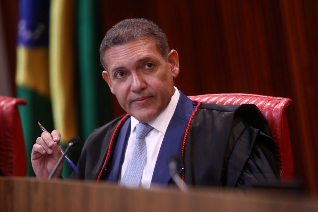 Expectativa é de paz e tranquilidade, diz Kassio ao votar