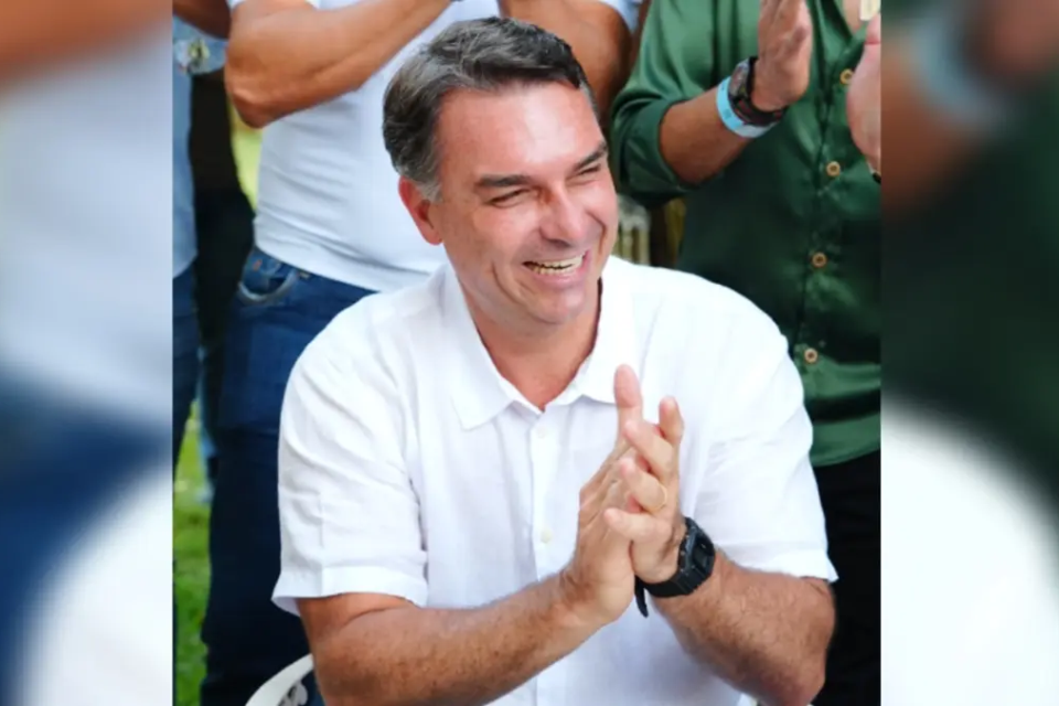 Flávio recua e troca ‘verdadeiro presidente eleito’ por ‘líder do Brasil’ em nova carta