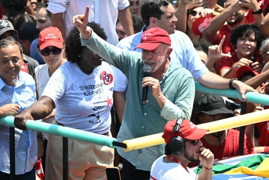 Em ato no Rio, Lula diz que Flávio é adversário de mais baixo nível e volta a citar morte de menina