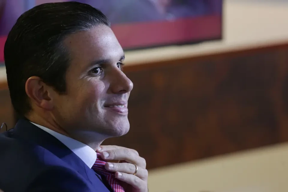 Motta define com centrão proposta de reforma eleitoral e quer regular propaganda digital para conter PL