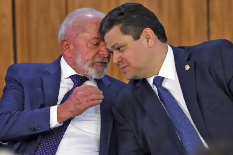 Alcolumbre planeja articular indulto ou anistia a Bolsonaro em busca de votos da direita para se reeleger
