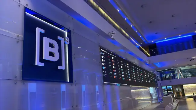 Ibovespa tem forte avanço de mais de 3% de olho em pesquisas eleitorais
