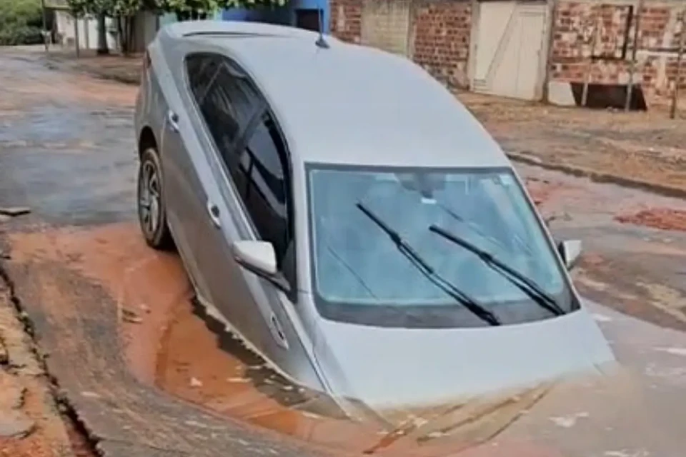 Moradores relatam histórico de rompimentos após cratera de adutora engolir carro em Aparecida