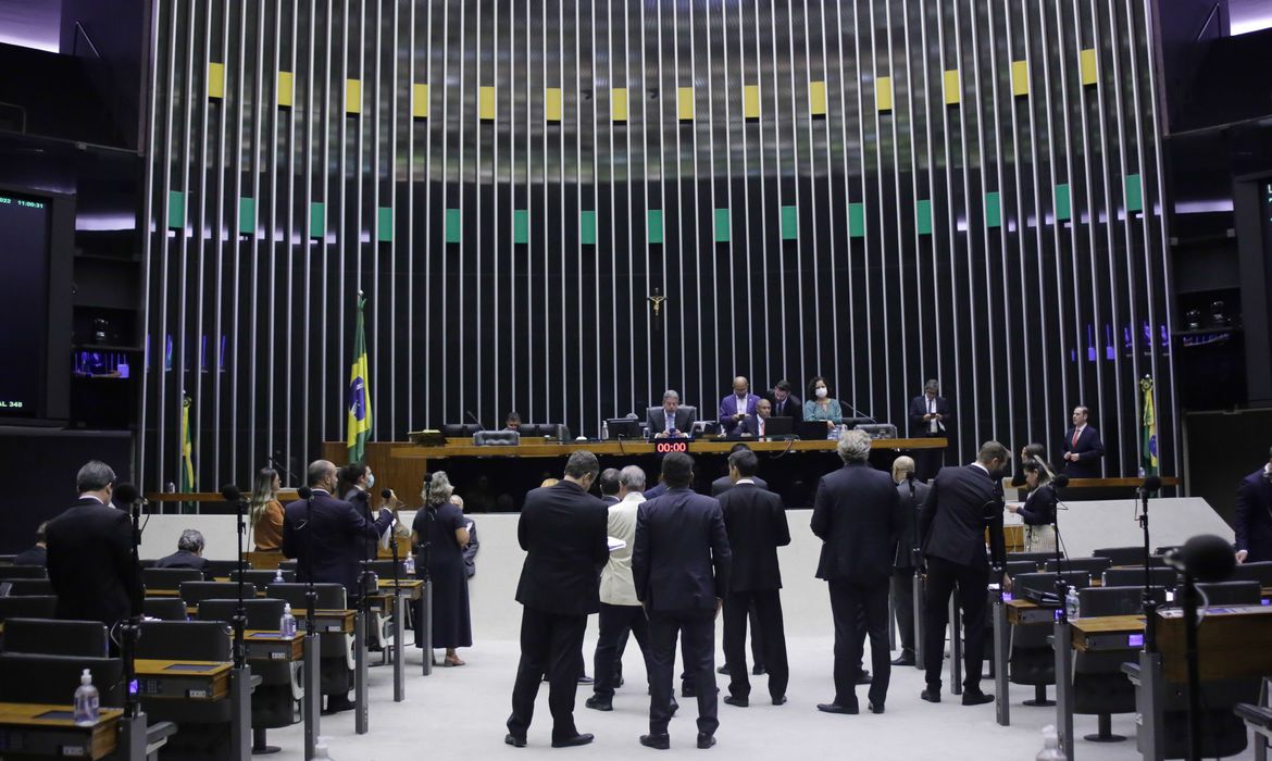 Câmara Federal conclui votação de projeto que limita ICMS dos combustíveis