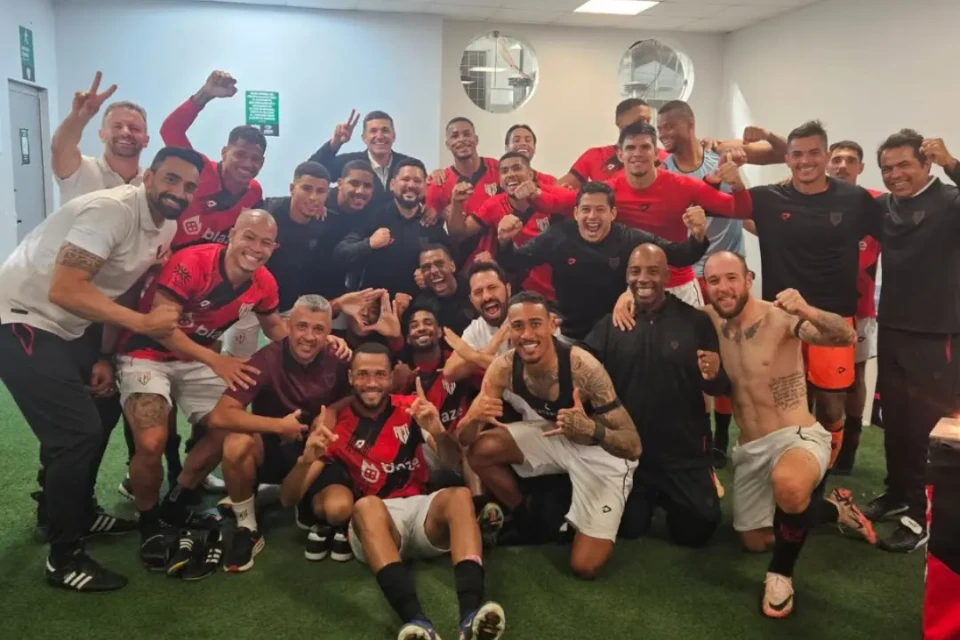 Cobrança entre atletas no vestiário foi decisiva para vitória, diz técnico do Atlético