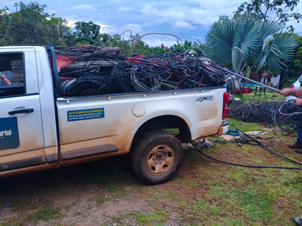 Quase 1 tonelada de fios furtados é recuperada em chácara de Aparecida; dono acaba preso