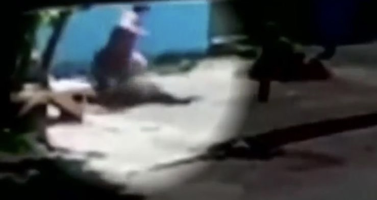 VÍDEO: Mulher e criança caem dentro de fossa em Aparecida