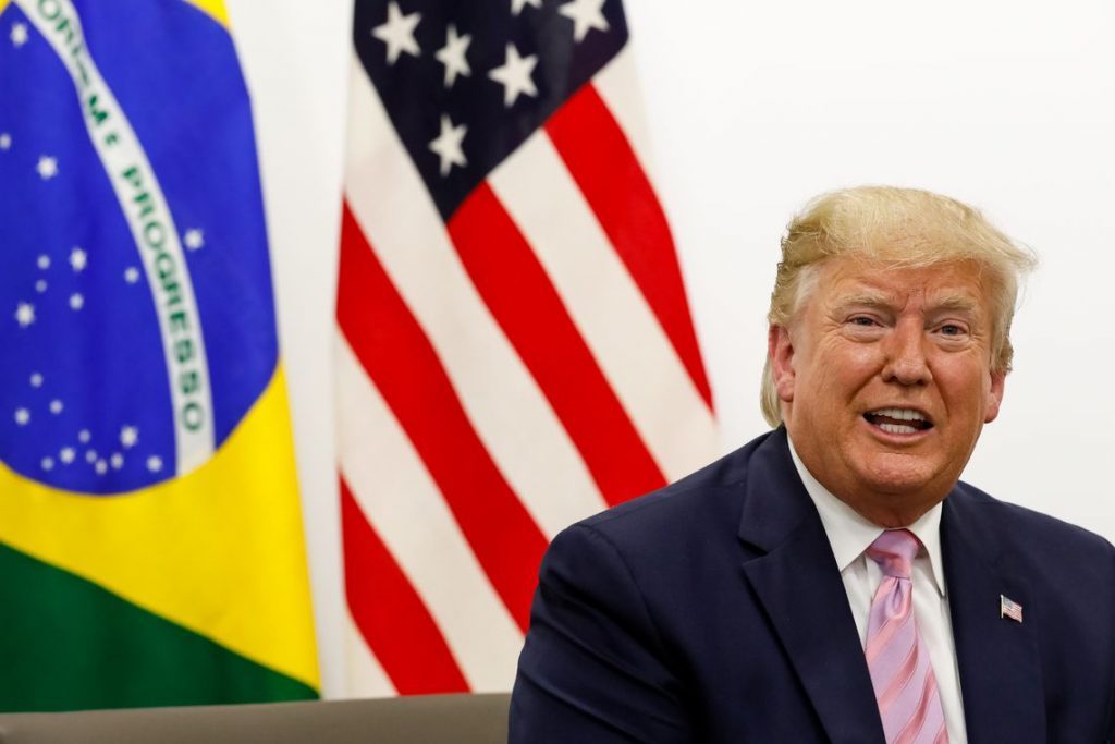 Presidente dos EUA diz que Bolsonaro faz "grande trabalho" no Brasil