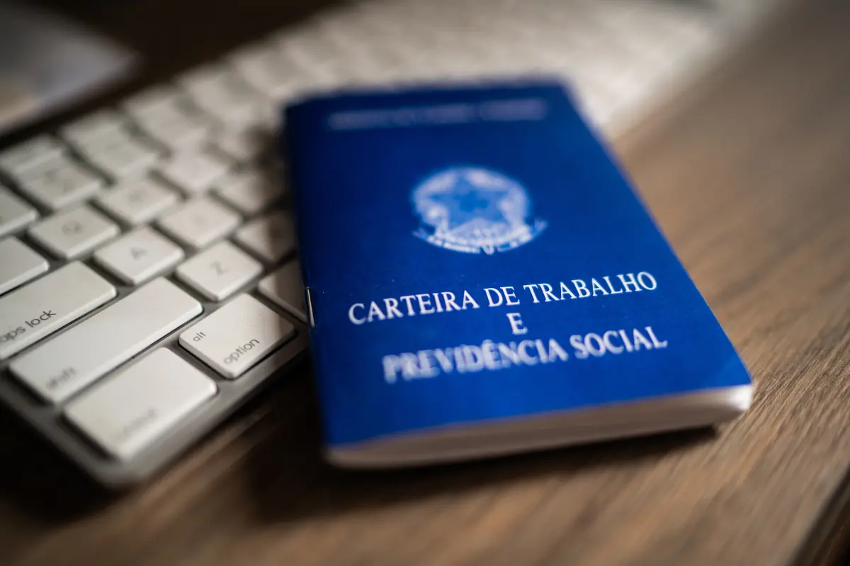Desemprego cai para 5,2% e atinge menor nível para o trimestre desde 2012