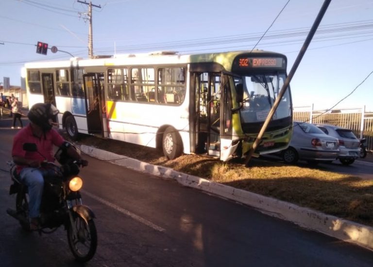 Ônibus bate em moto, perde o controle e colide em poste em Aparecida