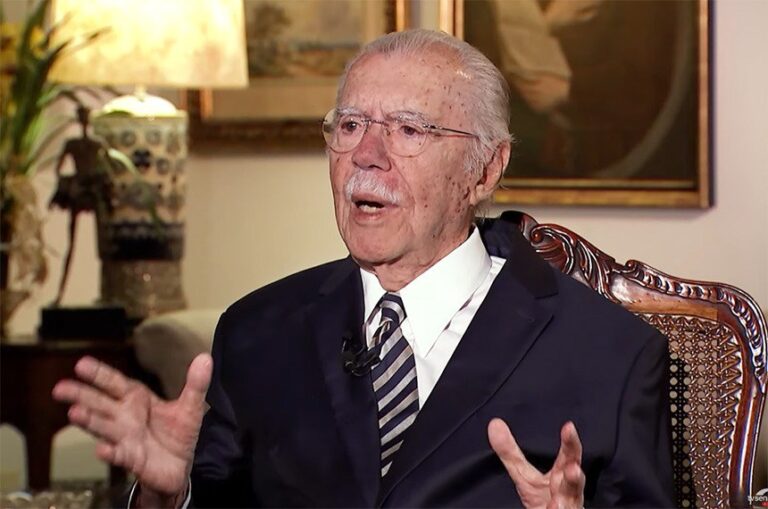José Sarney recebe alta hospitalar após nove dias de internação