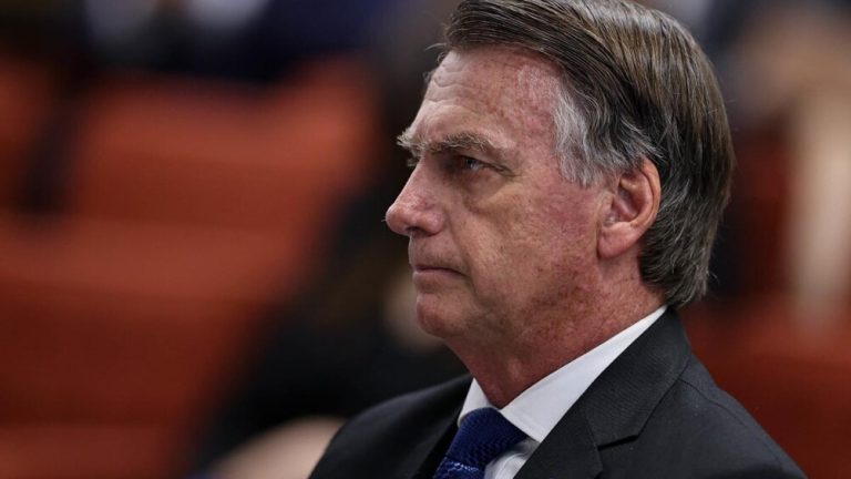 Bolsonaro é submetido a novo procedimento para conter soluços