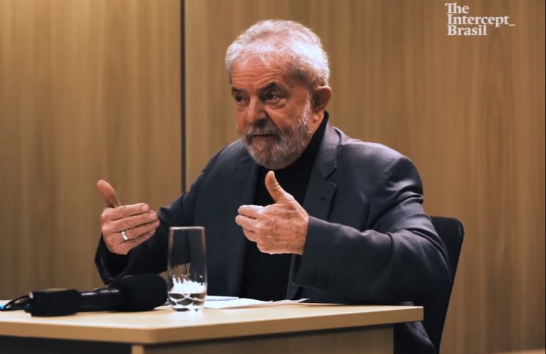 Lula usa aliança que ganhou da namorada na prisão