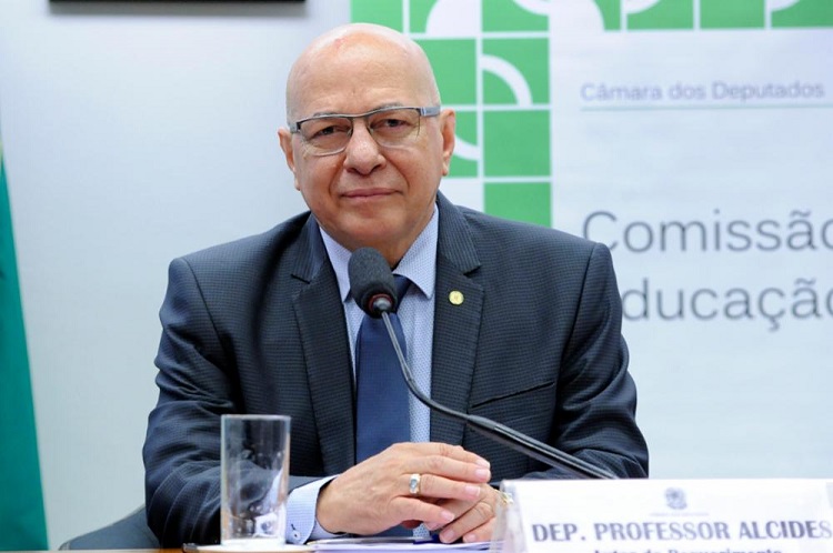 Professor Alcides descarta plano B e afirma que é candidato à reeleição