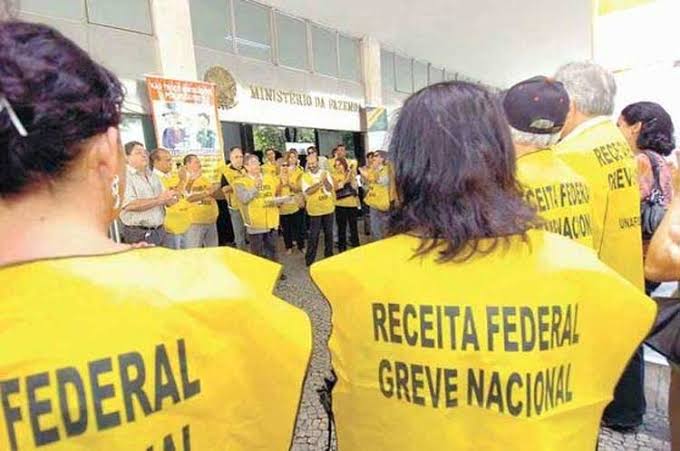 Servidores federais cobram reajuste salarial e anunciam greve