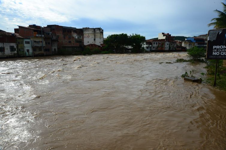 Chuvas deixam 63 cidades em situação de emergência em Minas