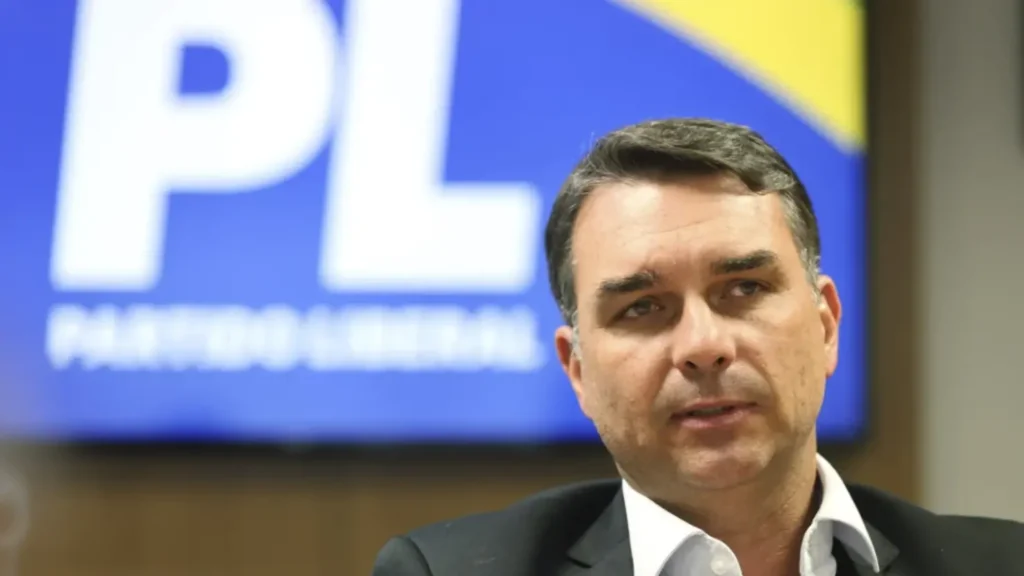 MPRJ denuncia ex-assessora de Flávio Bolsonaro por lavagem de dinheiro