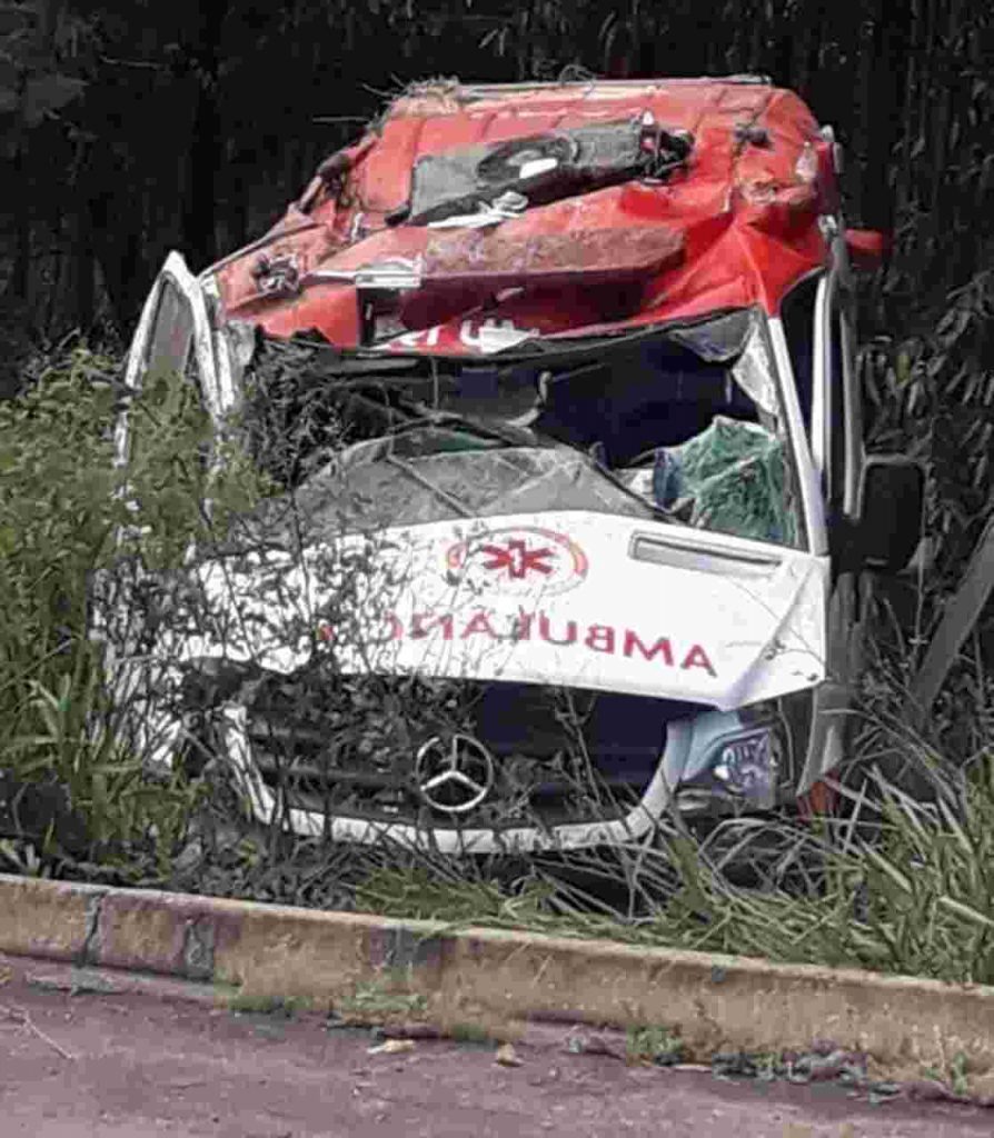 Ambulância do SAMU capota e passageiro fica ferido em Catalão