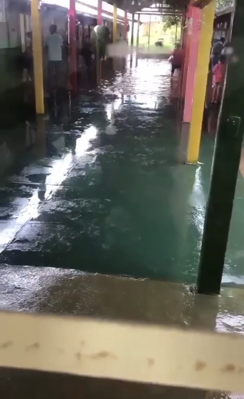 Escola municipal de Aparecida alaga a cada chuva