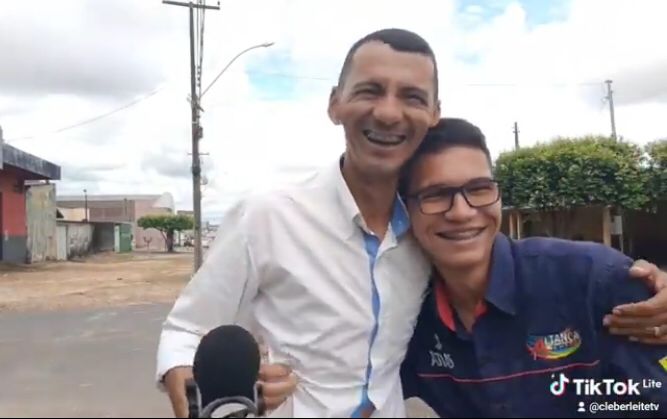 Reação de um pai ao encontrar seu filho emociona e vídeo viraliza nas redes sociais