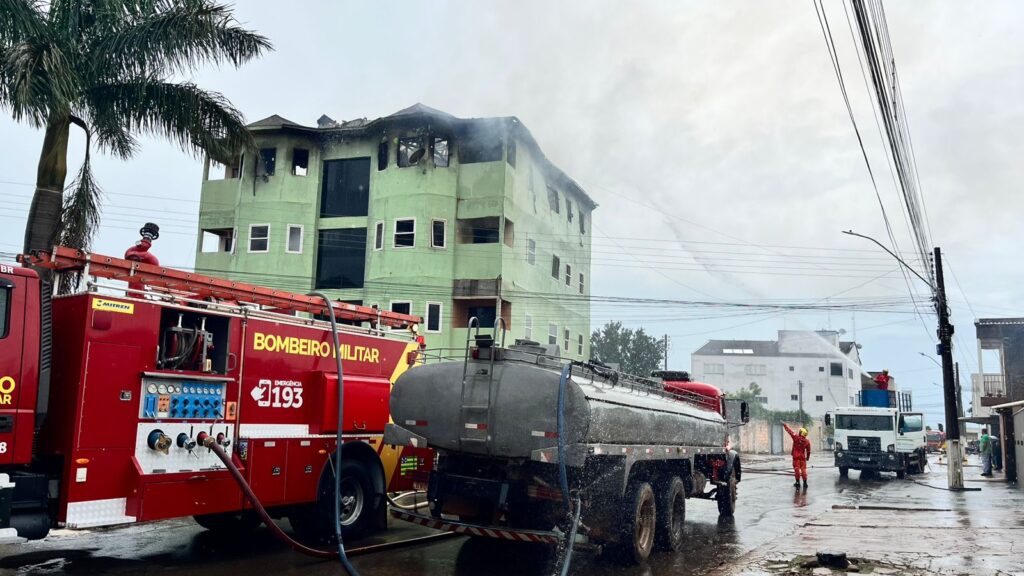 Bombeiros combatem incêndio em prédio em Cristalina
