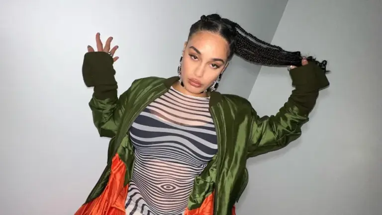 Jorja Smith volta ao Brasil com disco embebido na música de pista britânica