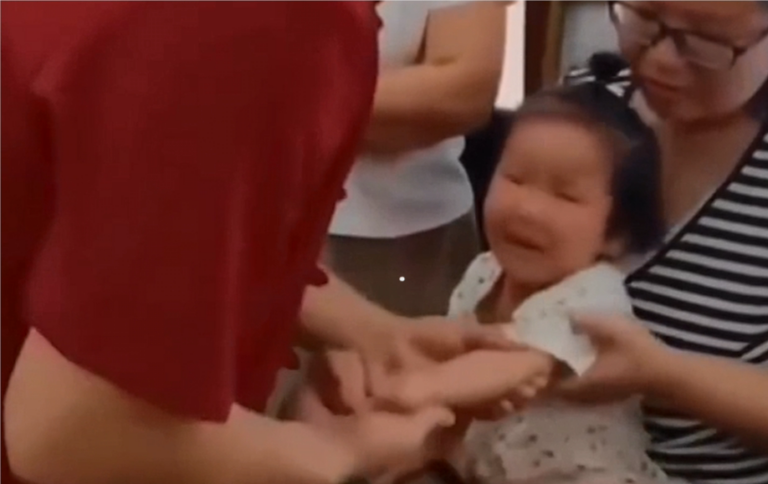 Vídeo mostra médico na China recolocando cotevelo de criança