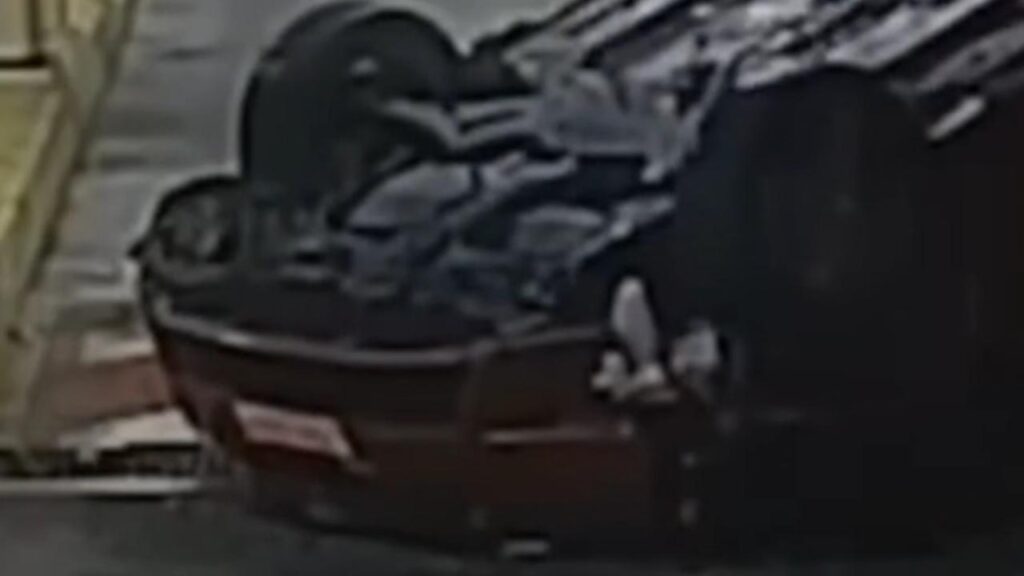 Idoso capota carro ao bater em cancela de shopping na Austrália