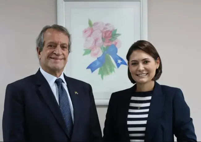 O novo papel de Michelle Bolsonaro após a fuga de Flávio