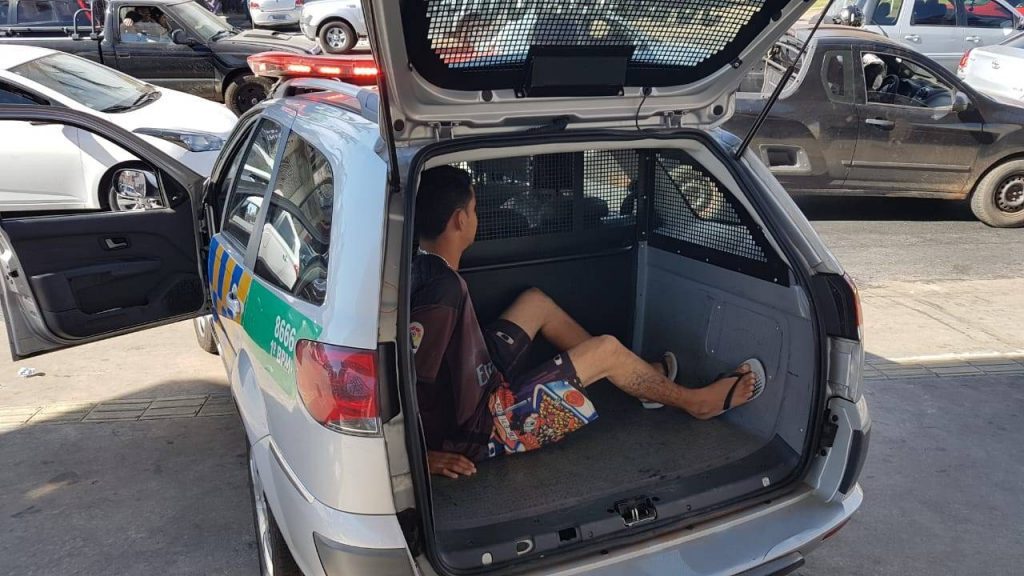 Homem é preso após roubar dentro de ônibus no Jardim América