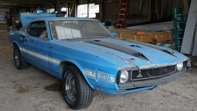 Shelby GT500 1970 é resgatado de celeiro após 30 anos parado com motor V8 Cobra Jet original
