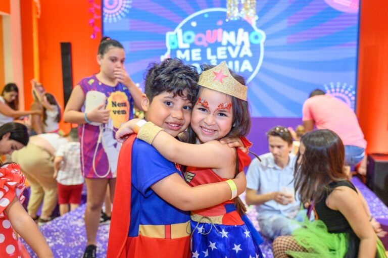 Bailinho de Carnaval em shopping une folia e solidariedade