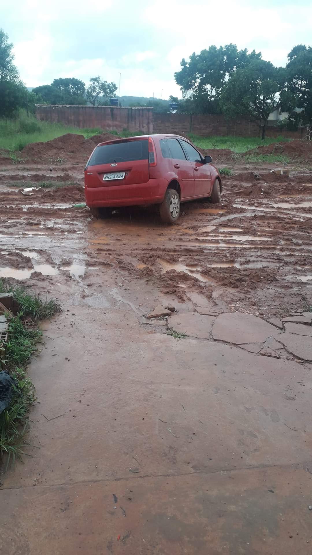 Avenida principal do Jardim Maranata vira exemplo do caos em Aparecida de Goiânia