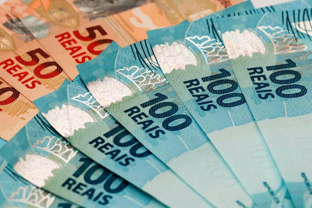 Políticos e juízes brasileiros recebem 20 vezes mais que a renda média da população
