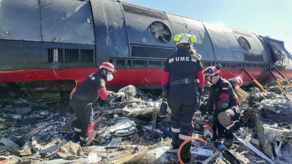 Colisão entre trens de alta velocidade deixa 69 mortos na Espanha. Veja fotos
