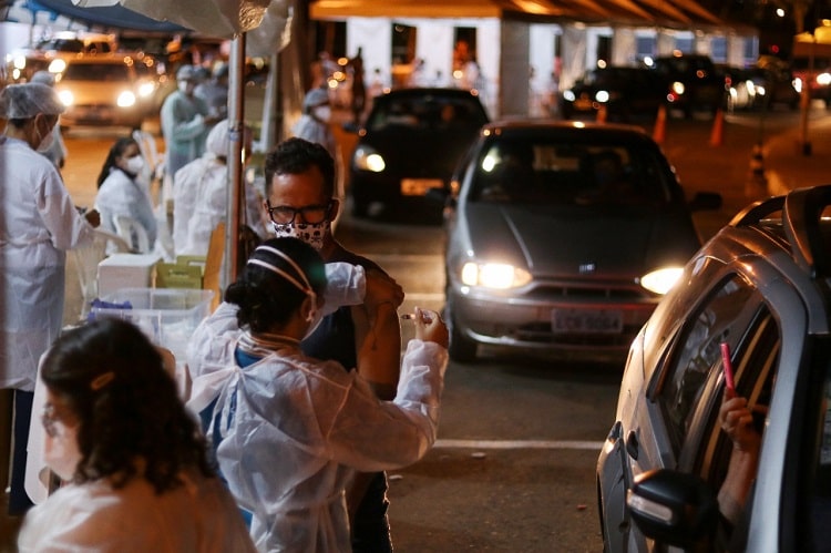 Goiânia vacina 6,5 mil em maratona e avança para 41 anos