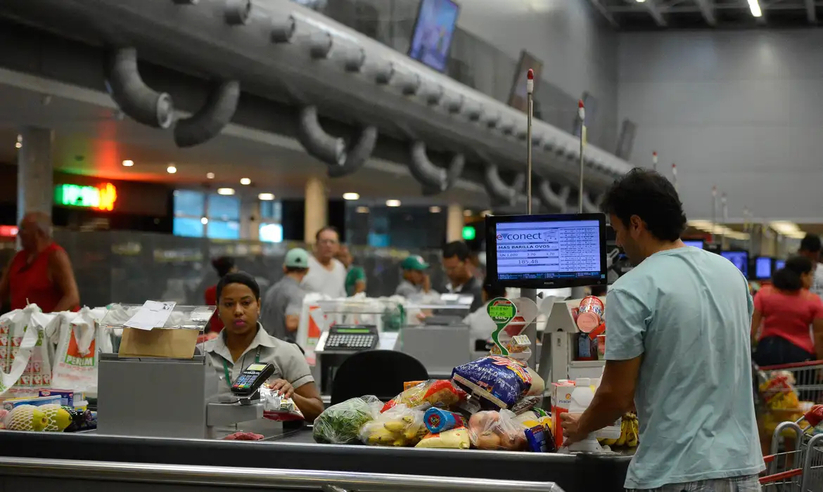 Varejo de alimentos sobe 6,5%, e associação de supermercados vê impacto da proibição das bets