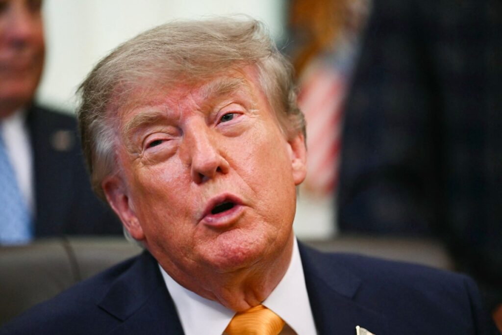 Nova secretária de imprensa de Trump minimiza potencial da China por falta de ‘banheiros adequados’