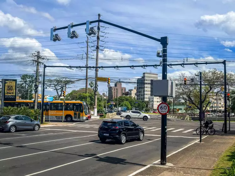 Mais dois locais de Porto Alegre terão Detectores de Avanço de Sinal: no cruzamento da Sertório com a Ceará e o da Ipiranga com a rua Silva Só, ao Norte, e com a rua São Manoel, ao Sul