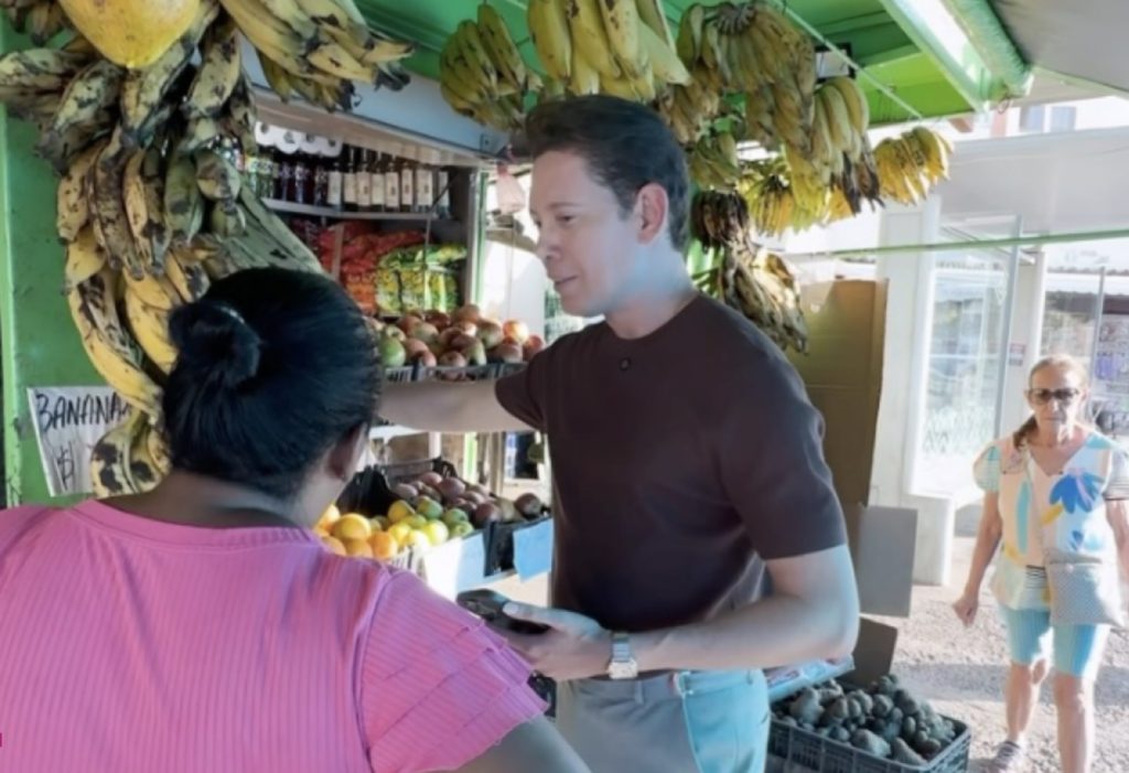 Bispo Bruno Leonardo surpreende Dona May em barraca de frutas e doa R$ 10 mil