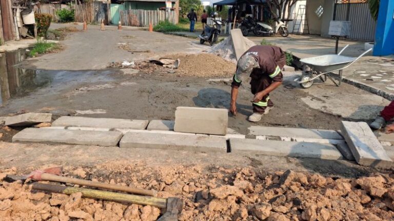 Prefeitura intensifica serviços de infraestrutura nas ruas de Parintins