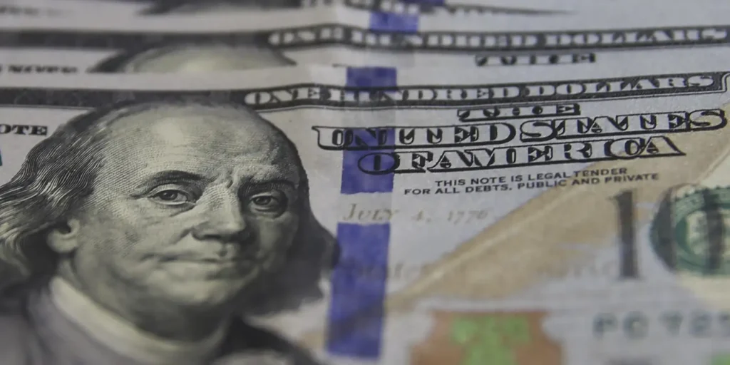 Dólar fecha em R$ 5,44, de olho no valor do petróleo e no mercado externo
