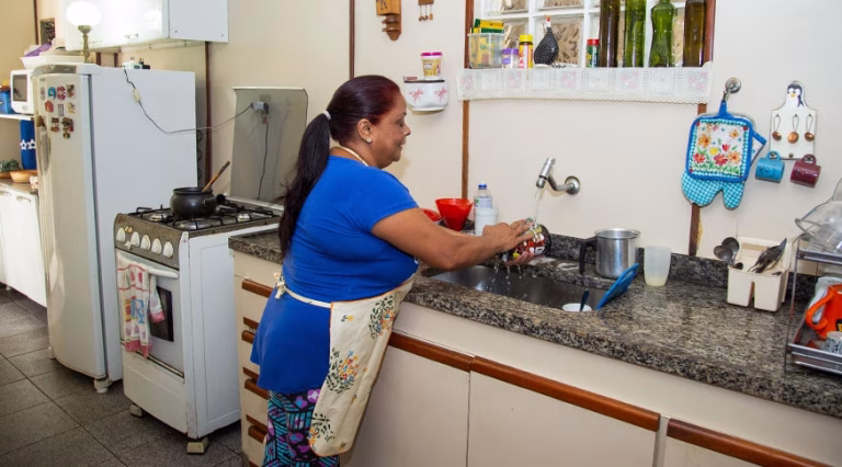 Dona de casa pode contribuir para o INSS e ter direito a benefícios