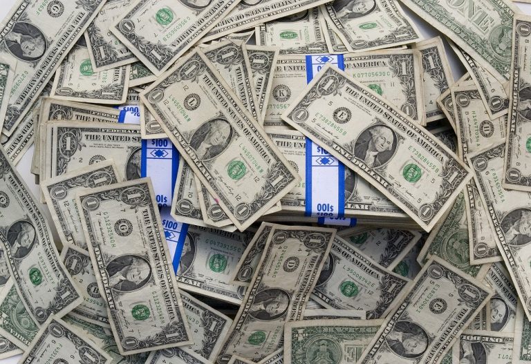 Dólar sobe mais de 1% e Bolsa fecha em queda nesta sexta-feira (30); veja cotações