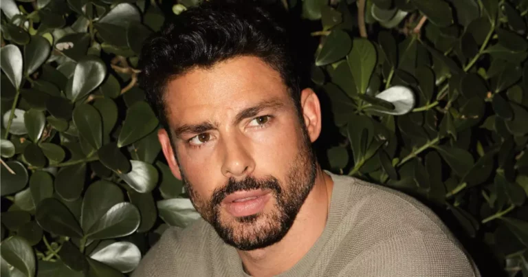 Cauã Reymond aparece ao lado de Kim Kardashian em primeira imagem de série; veja foto