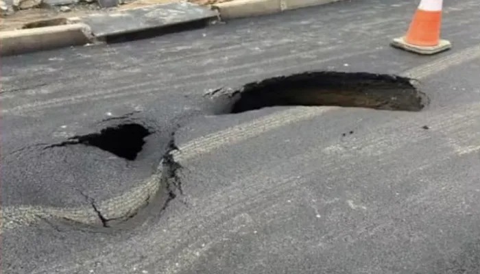Asfalto cede em avenida de Feira de Santana, após rompimento de adutora