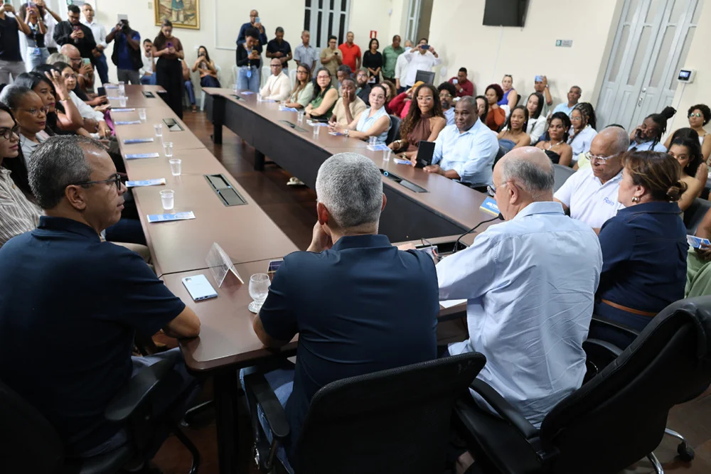 Prefeitura empossa aprovados em concurso público e profissionais do Arte de Viver